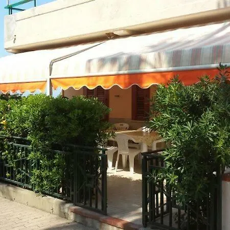 L' Angolo Del Leone Campofelice Di Roccella